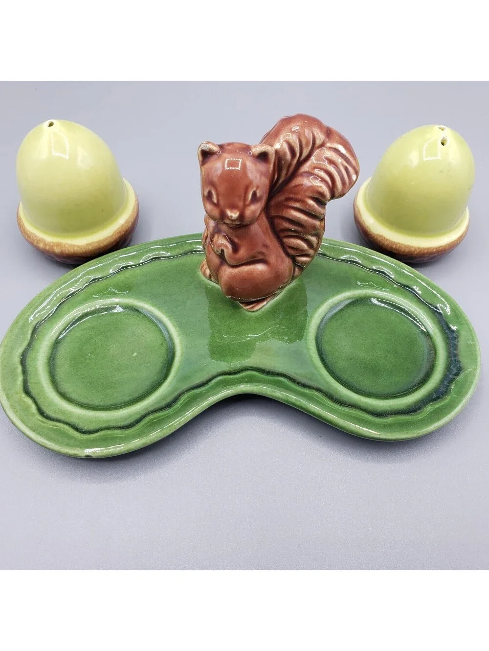 Vintage Squirrel Acorn Salt & Pepper Shakers Tray Green Arcadia Ceramics Calif